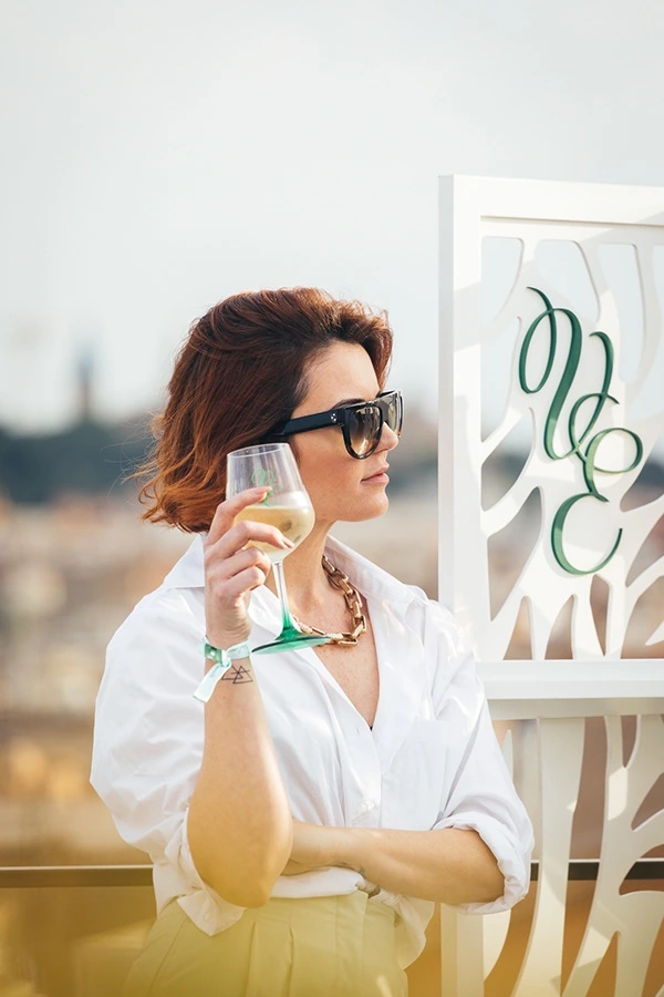 Laura en el evento de Viña Esmeralda summer en el hotel Alma de Barcelona. Bodegas torres