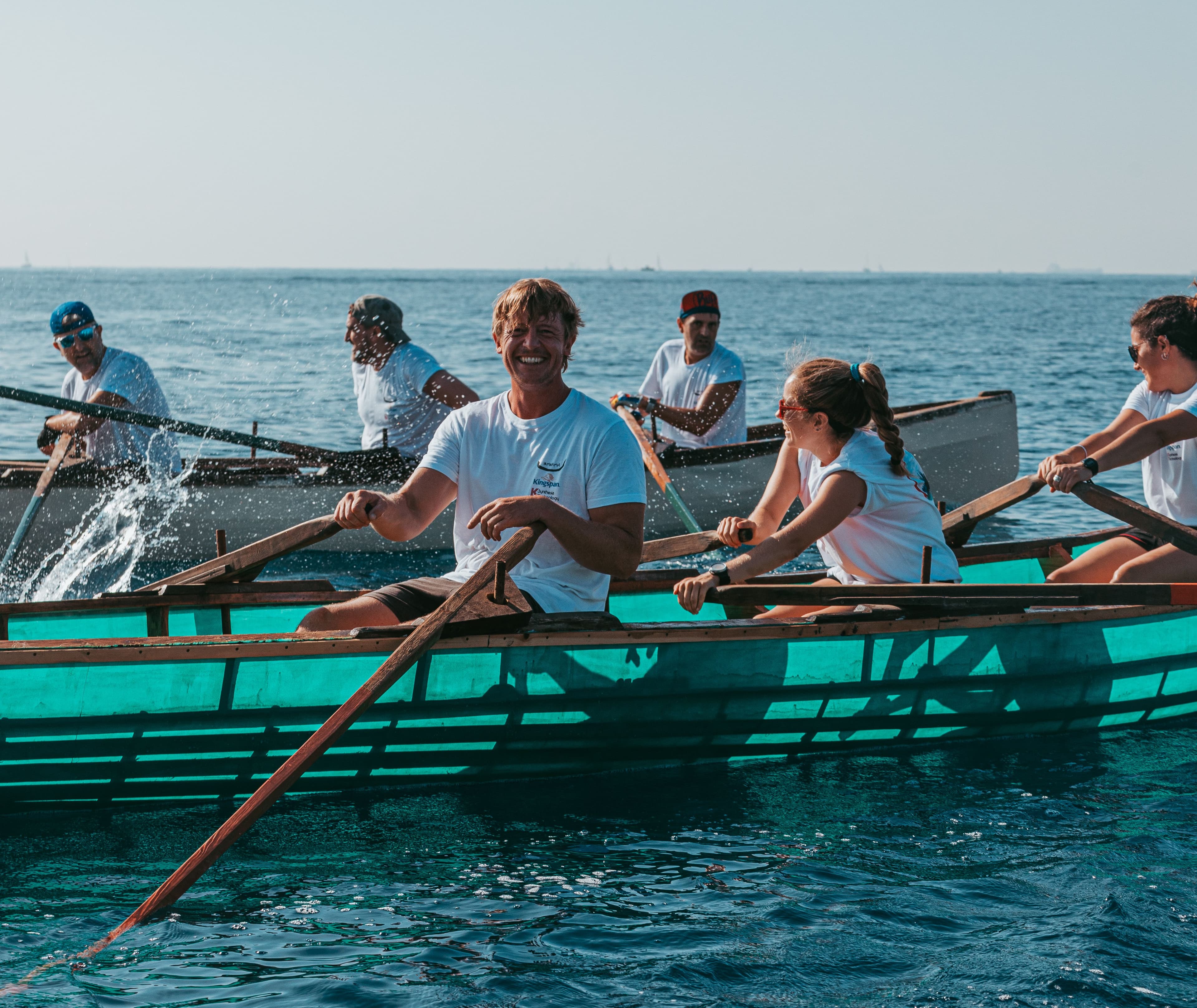 Actividad durante el evento  de la Regatta Iomramh, regata irlandesa anual de St. Patrick’s Day en el puerto de Barcelona.