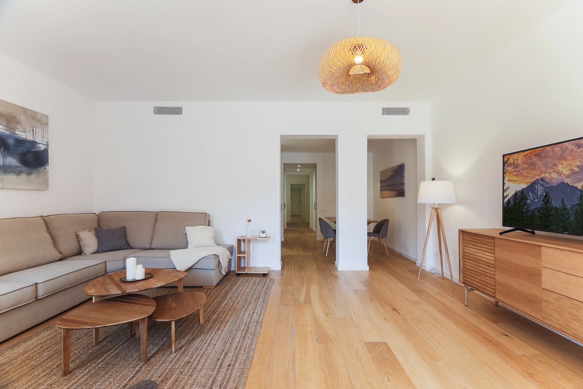 Fotografía del salón de Atelier Apartments con sofá en L, mesa de centro de madera y decoración minimalista en tonos neutros