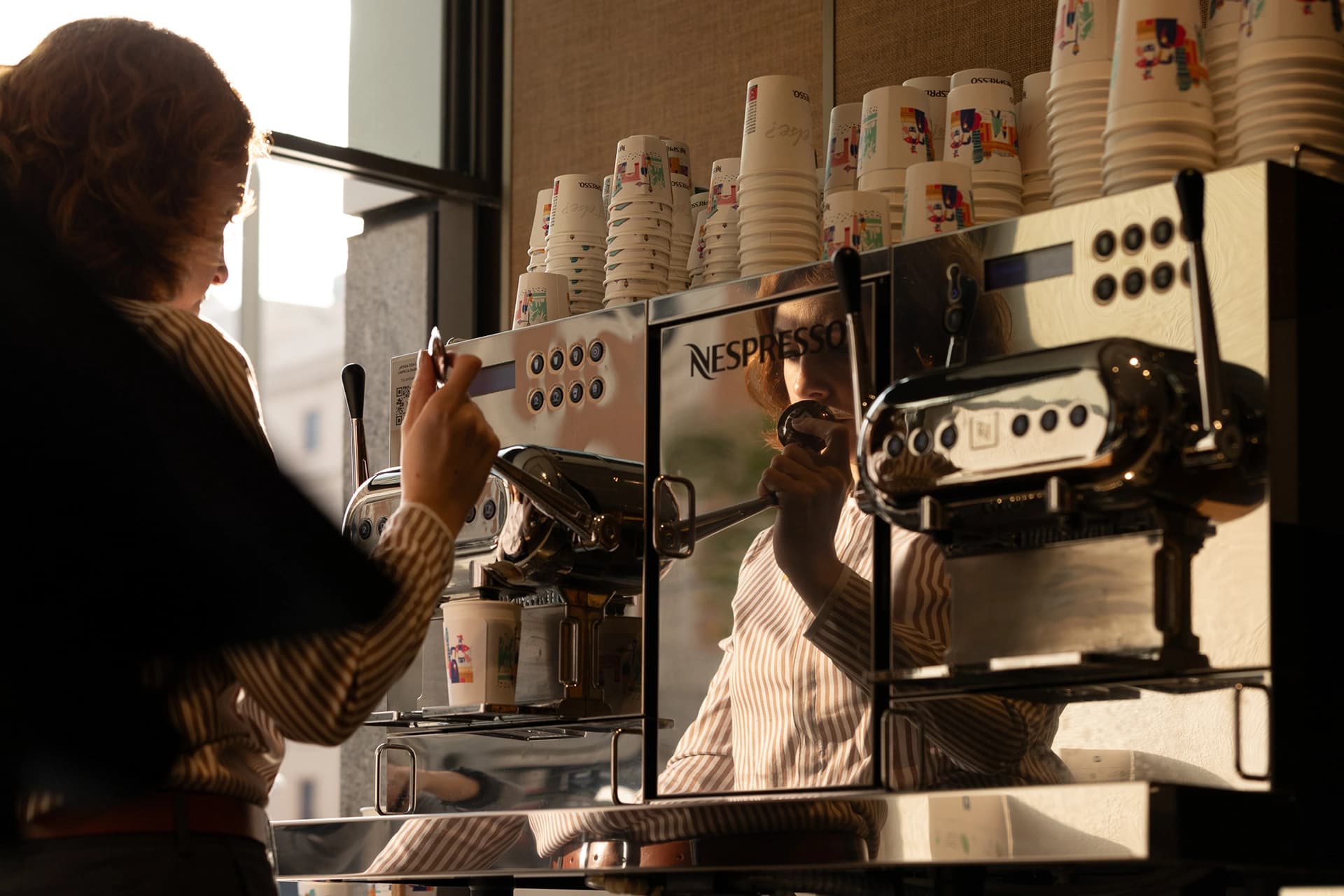Mujer haciendo un café en la tienda Nespresso gran vía de Madrid