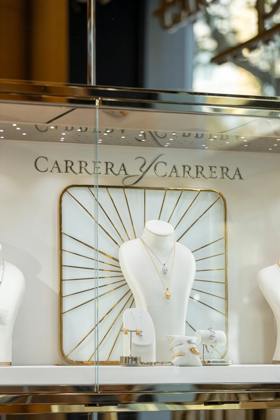 Joyas de la colección de la joyería carreraycarrera expuestas detrás de vitrina