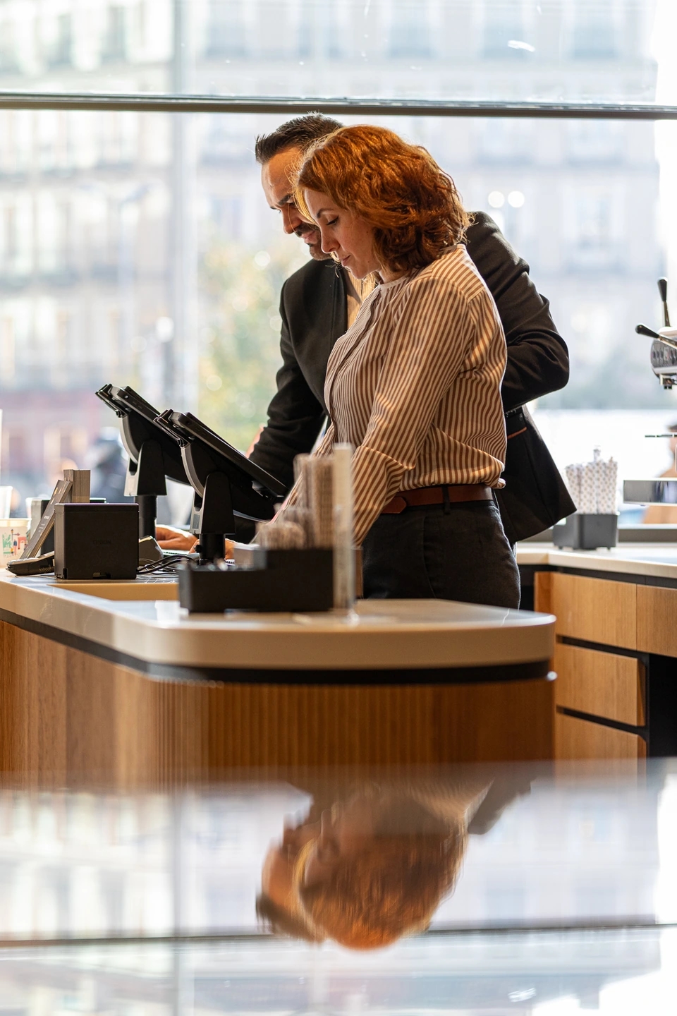 Mujer y hombre en el mostrador de Nespresso de gran via de Madrid.