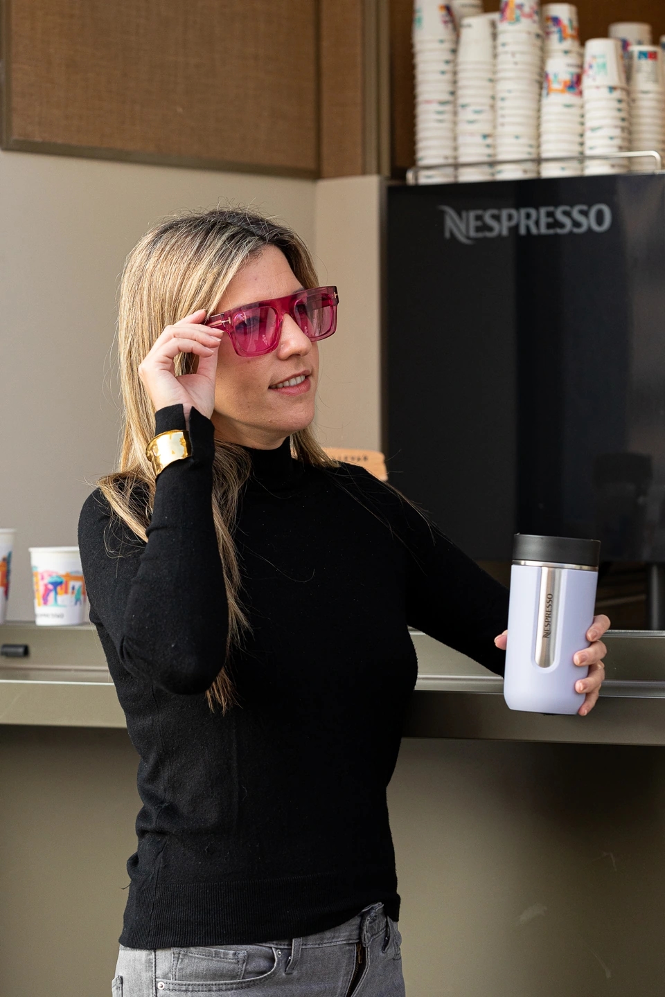 mujer con termo de nespresso en la tienda Nespresso gran vía de Madrid.
