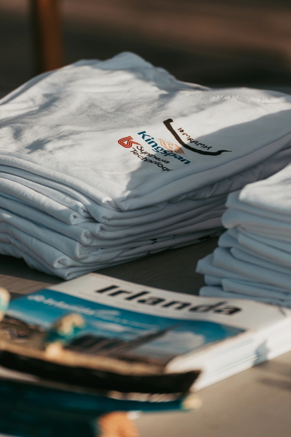 Detalle de las camisetas con el logo de kingsman. Reportaje fotográfico de la Regatta Iomramh, regata irlandesa anual de St. Patrick’s Day en el puerto de Barcelona.