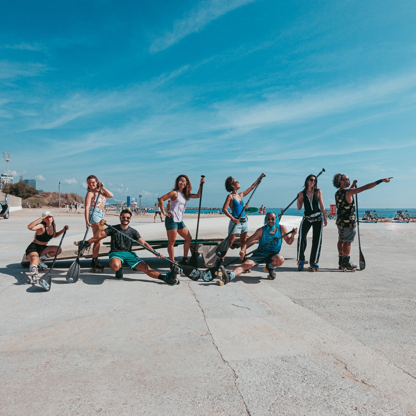 Patinadores durante el evento de la Regatta Iomramh, regata irlandesa anual de St. Patrick’s Day en el puerto de Barcelona.