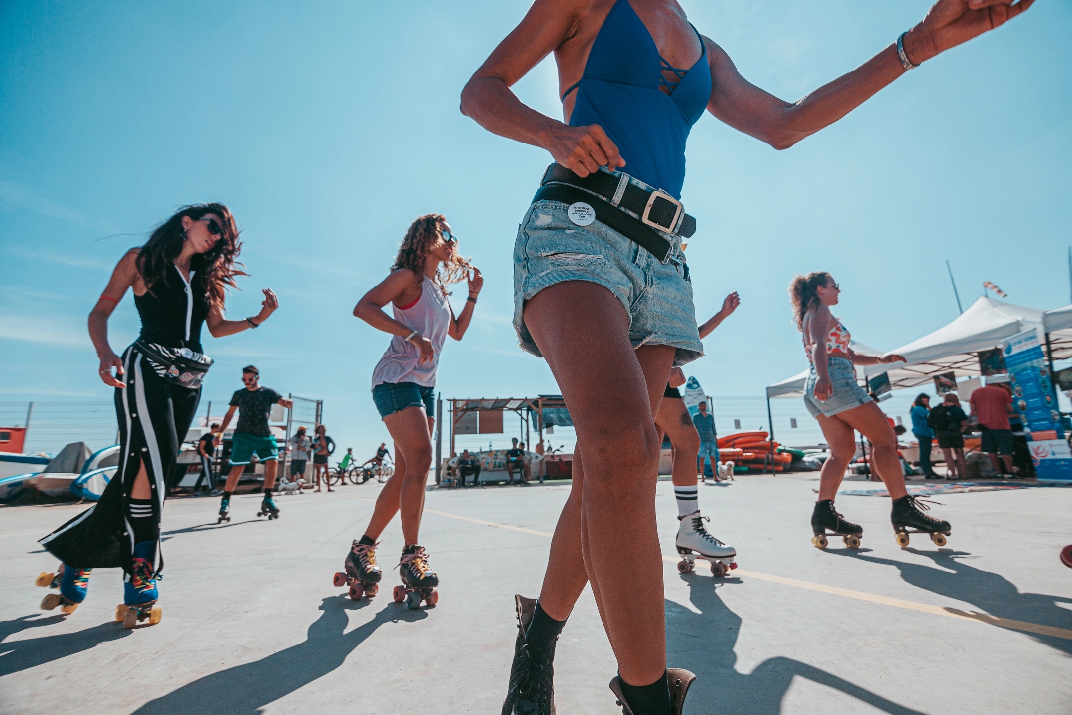 Patinadores haciendo un show. Actividad durante el evento de la Regatta Iomramh, regata irlandesa anual de St. Patrick’s Day en el puerto de Barcelona.