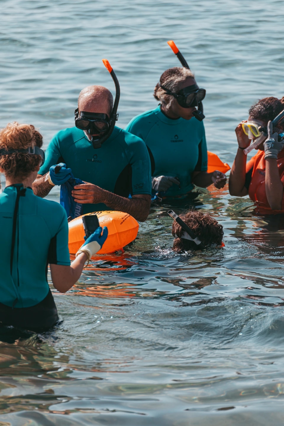 Actividad de buceo de la asociación anel·lides durante el evento de la Regatta Iomramh, regata irlandesa anual de St. Patrick’s Day en el puerto de Barcelona.