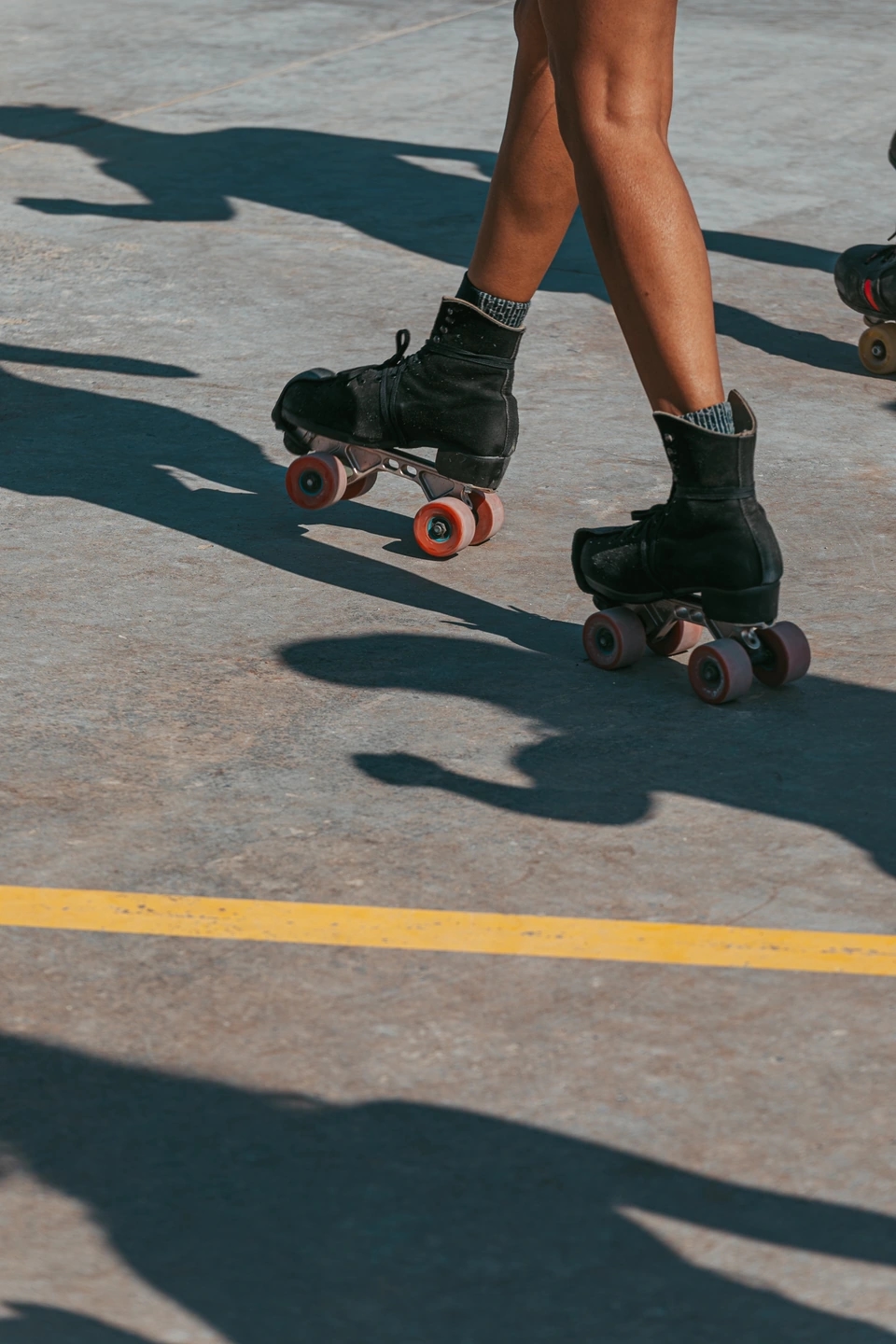 Patines artísticos y sombra. Actividad durante el evento de la Regatta Iomramh, regata irlandesa anual de St. Patrick’s Day en el puerto de Barcelona.
