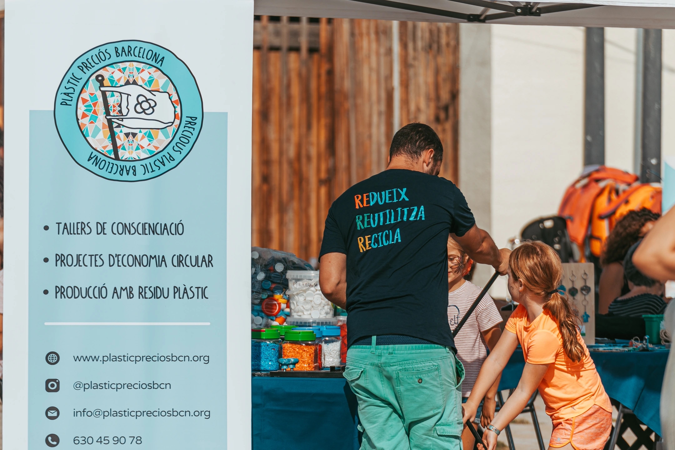 Actividad de reciclaj de plástico de Plàstic preciós Barcelona. Actividad durante el evento de la Regatta Iomramh, regata irlandesa anual de St. Patrick’s Day en el puerto de Barcelona.