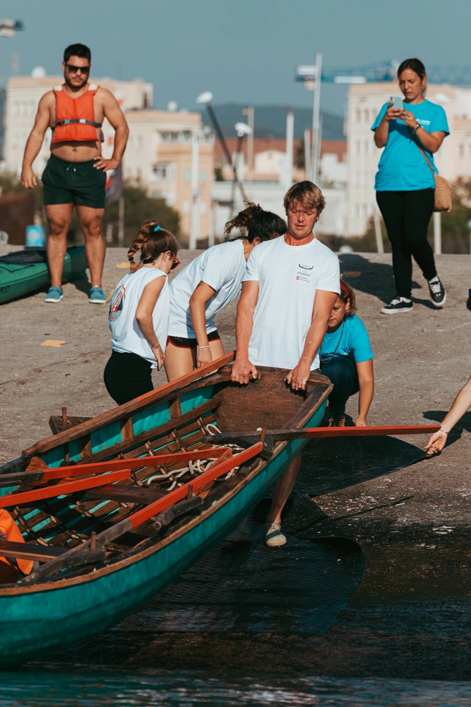 Recogiendo el currach en el Port vell de Barcelona. Reportaje fotográfico de la Regatta Iomramh, regata irlandesa anual de St. Patrick’s Day en el puerto de Barcelona.