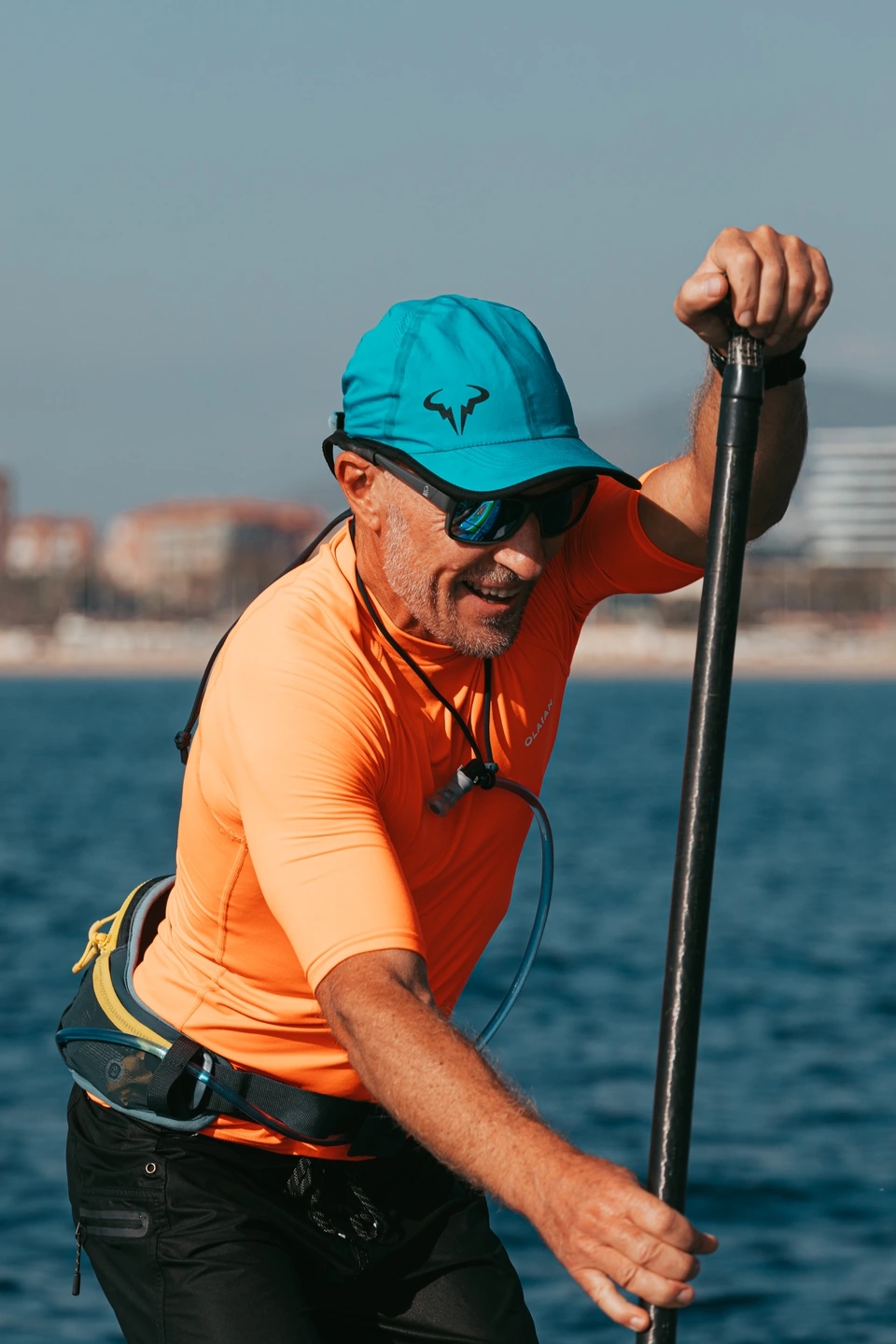 Detalle de la Paddle surf remando durante la carrera. Reportaje fotográfico de la Regatta Iomramh, regata irlandesa anual de St. Patrick’s Day en el puerto de Barcelona.