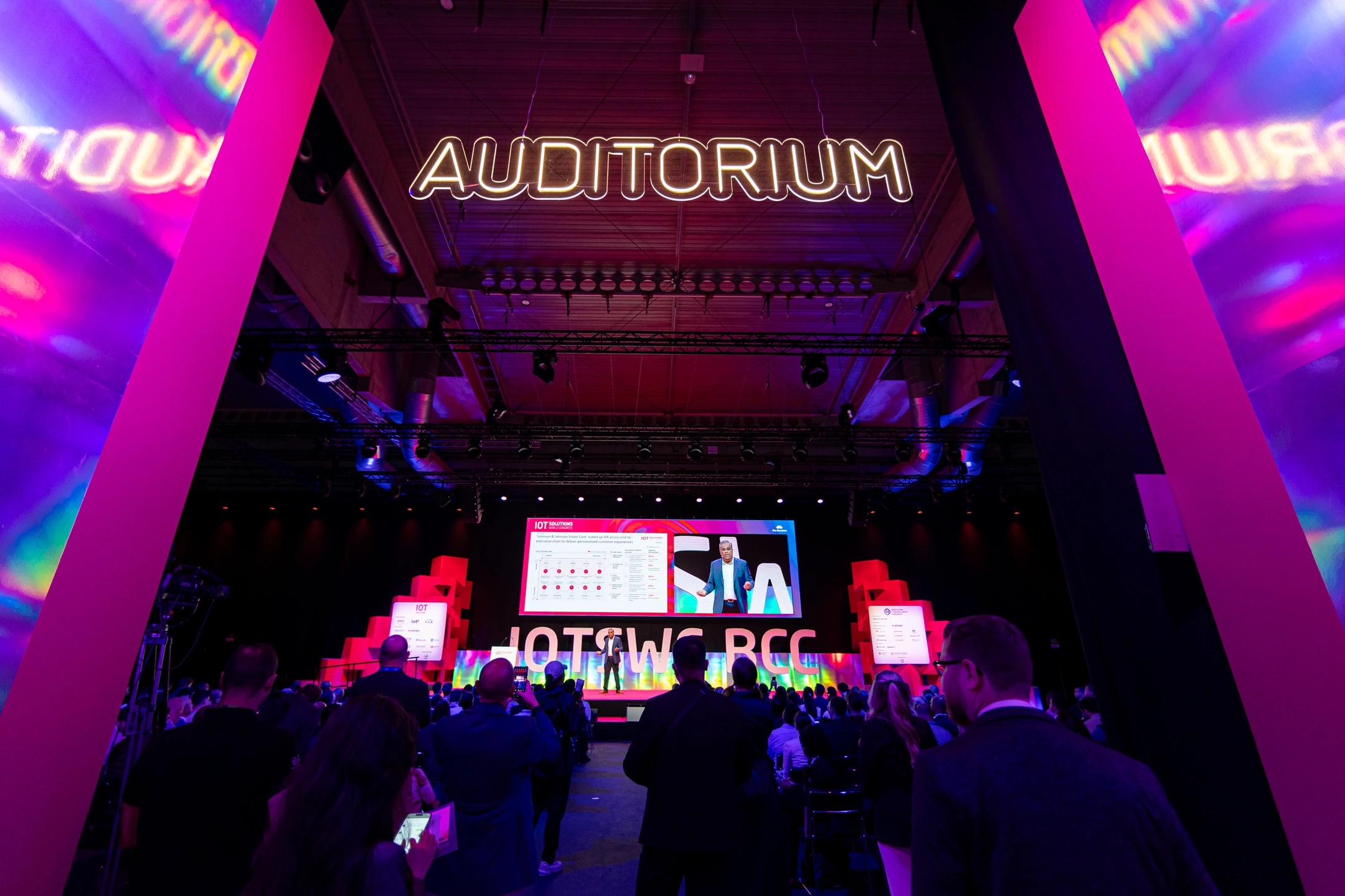 Fotografía del Auditorio con la conferencia de Rahul Shahani en el evento IOT Solutions World Congress (IOTSWC) y Barcelona Cyber Security Congress en Fira de Barcelona.