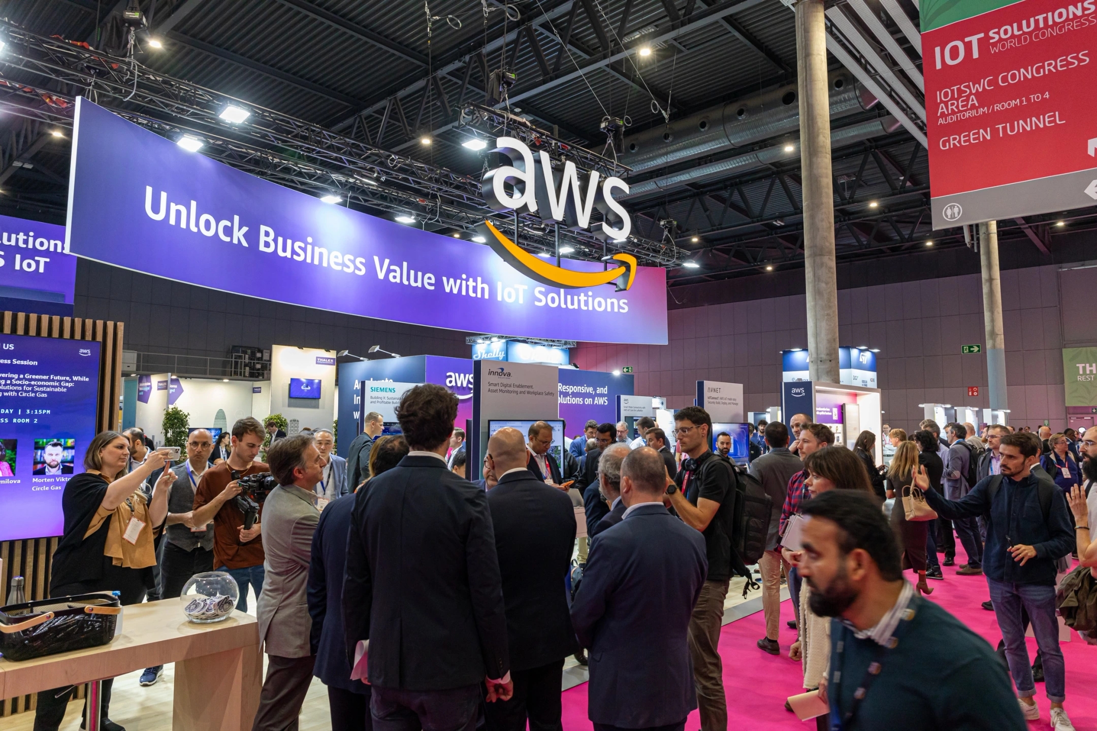 Fotografía del stand de AWS en el evento IOT Solutions World Congress (IOTSWC) y Barcelona Cyber Security Congress en Fira de Barcelona.