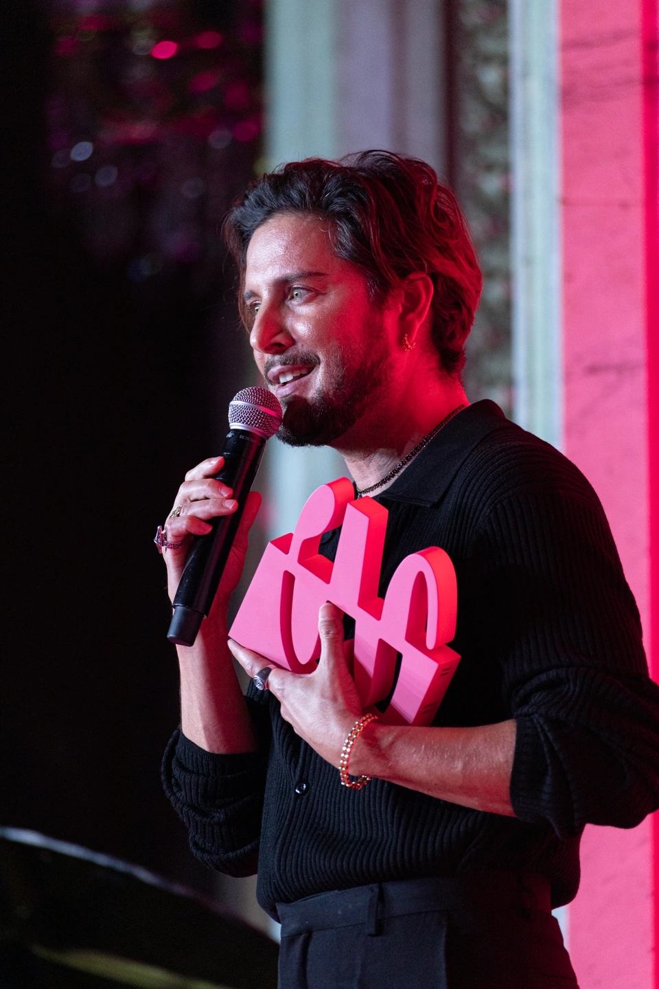 Manuel Carrasco posando en el casino de Madrid. La revista Woman premia el talento femenino en su IX Edición de los Premios Woman. Prensa ibérica.