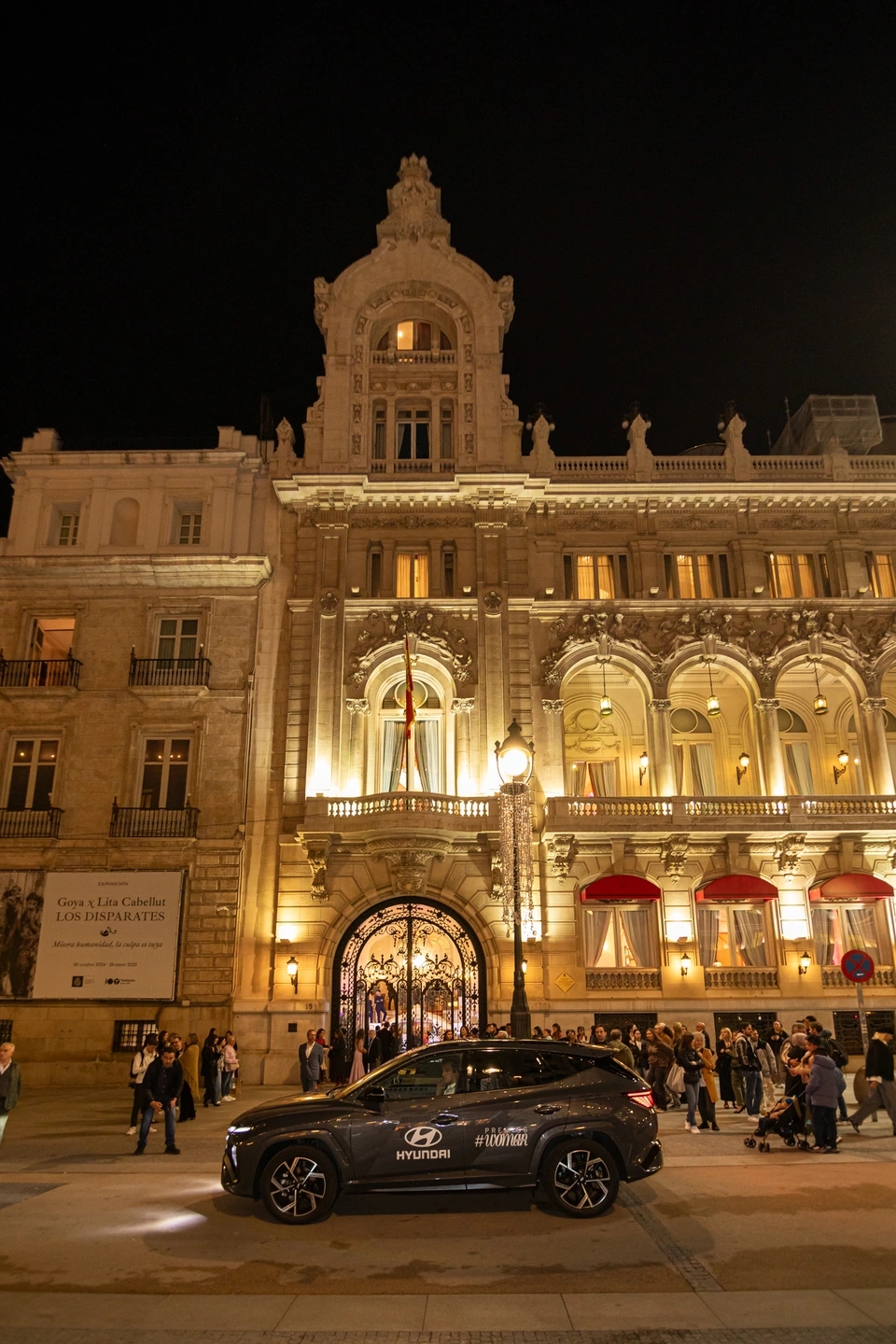 Gente entrando al casino de Madrid. La revista Woman premia el talento femenino en su IX Edición de los Premios Woman. Prensa ibérica.