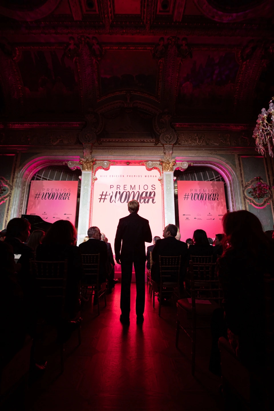 El fantasma de la ópera actuando en el casino de Madrid. La revista Woman premia el talento femenino en su IX Edición de los Premios Woman. Prensa ibérica.