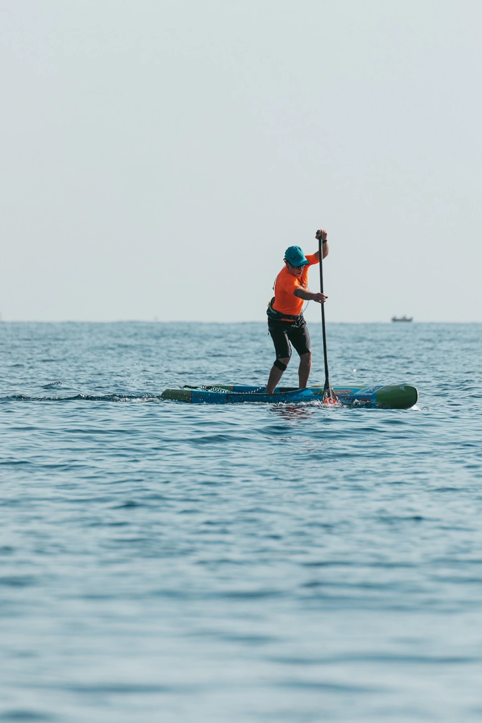 Fotografía una paddle surf moviéndose en el mar. Reportaje fotográfico de la Regatta Iomramh, regata irlandesa anual de St. Patrick’s Day en el puerto de Barcelona.