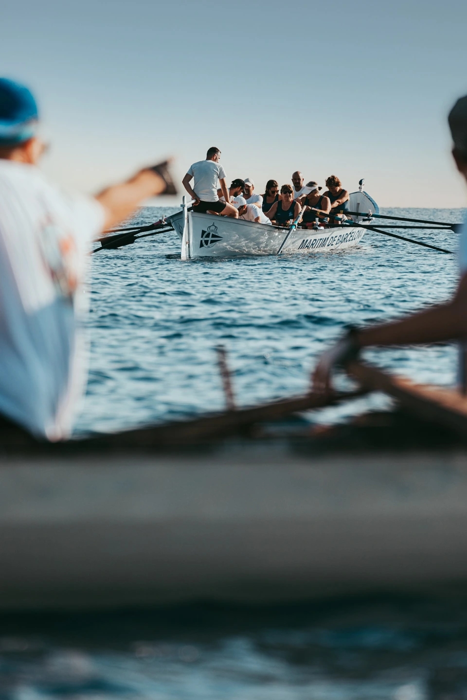 Fotografía un patí català en el mar. Reportaje fotográfico de la Regatta Iomramh, regata irlandesa anual de St. Patrick’s Day en el puerto de Barcelona.