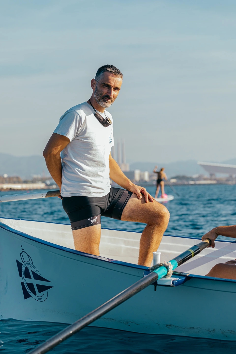 Fotografía de detalle del capitán del petit català del club de vela de barcelona en el mar. Reportaje fotográfico de la Regatta Iomramh, regata irlandesa anual de St. Patrick’s Day en el puerto de Barcelona.