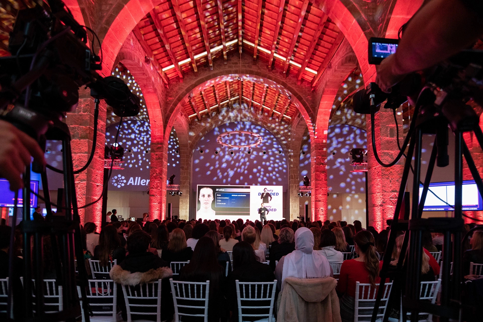 Fotografías de evento para Vogue España y Allergan Belleza con influencers top en colaboración con Condé Nast. En la foto aparece la coach Andrea Vilallonga dando un discurso al público en un escenario del Museo Marítimo de Barcelona.