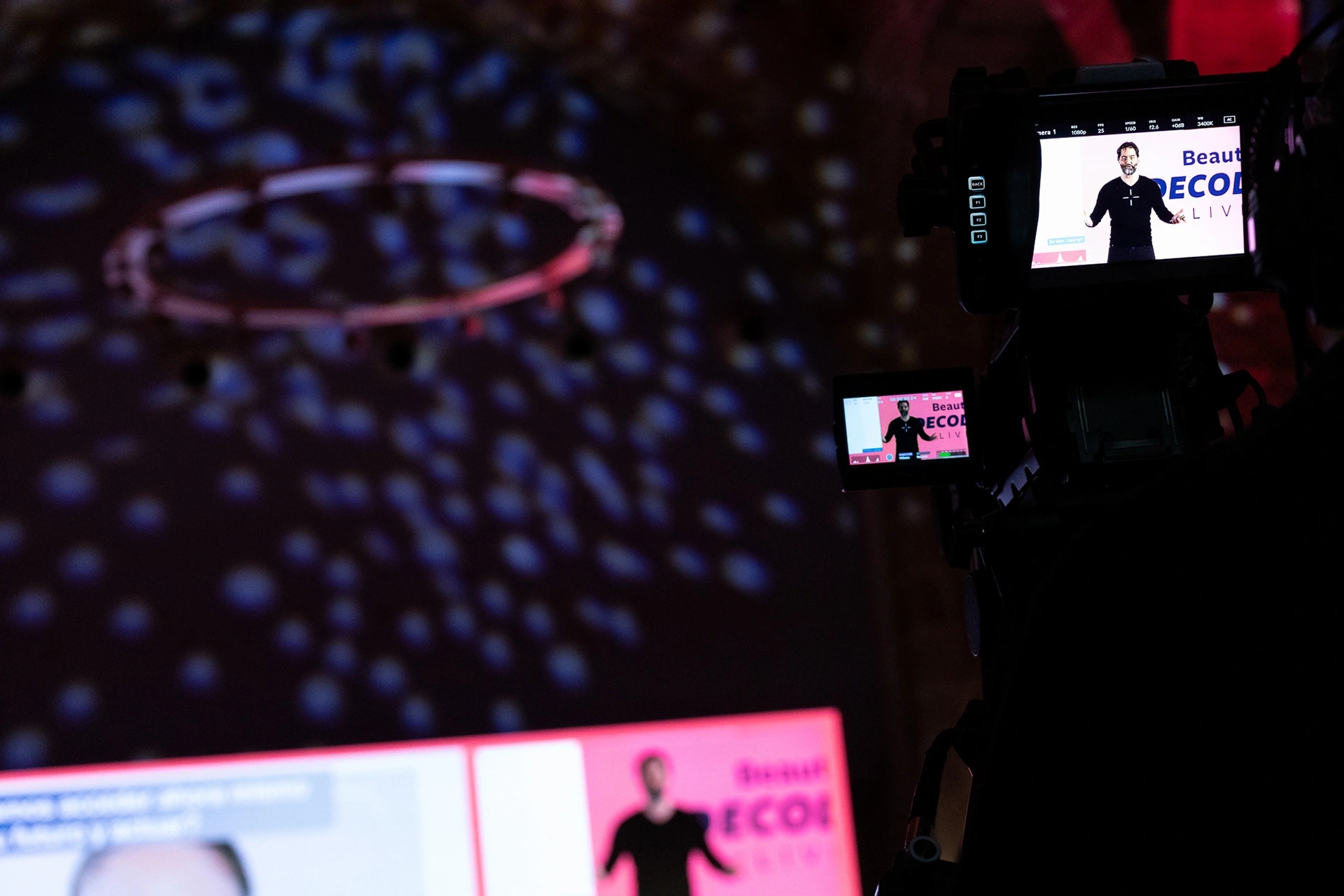 Fotografías de evento para Vogue España y Allergan Belleza con influencers top en colaboración con Condé Nast. Foto del cámara grabando el evento en directo.