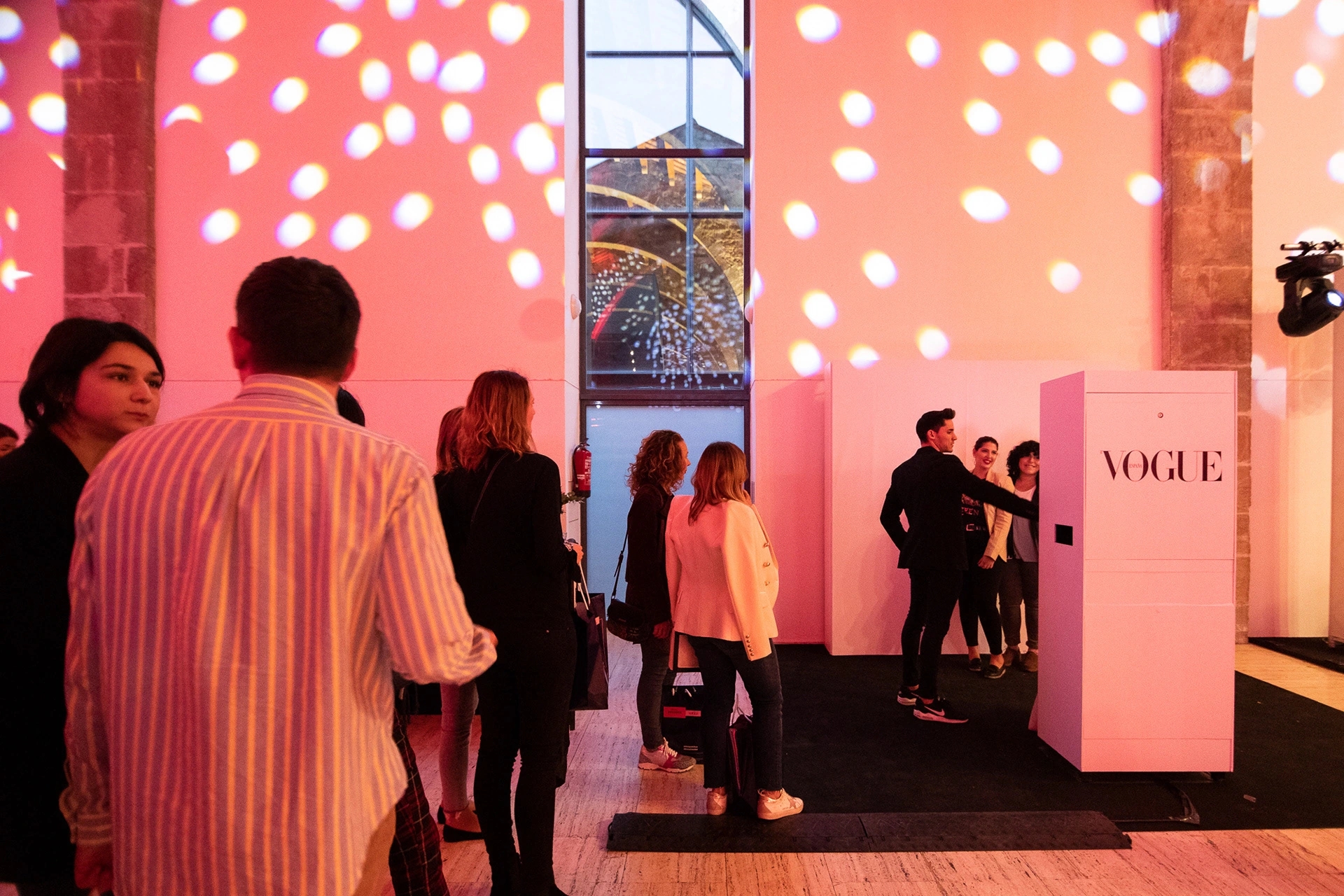 Fotografías de evento para Vogue España y Allergan Belleza con influencers top en colaboración con Condé Nast. En la foto aparece el fotomatón de VOgue y gente haciendo cola