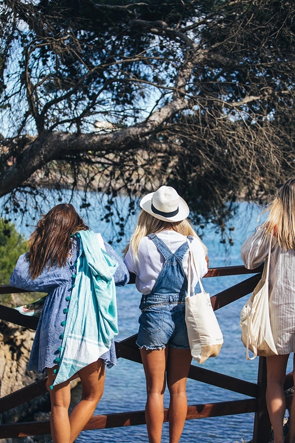Mujeres de espaldas viendo el mediterráneo en verano. Viña Esmeralda mediterranean.