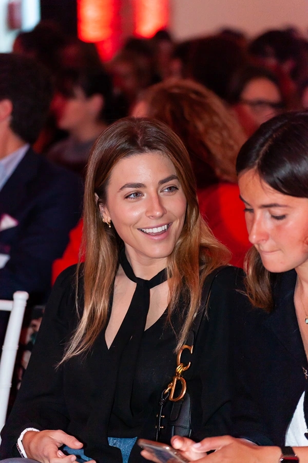 Fotografías de evento para Vogue España y Allergan Belleza con influencers top en colaboración con Condé Nast. En la foto se ve a una influencer sonriendo sentada en el Museo Marítimo de Barcelona