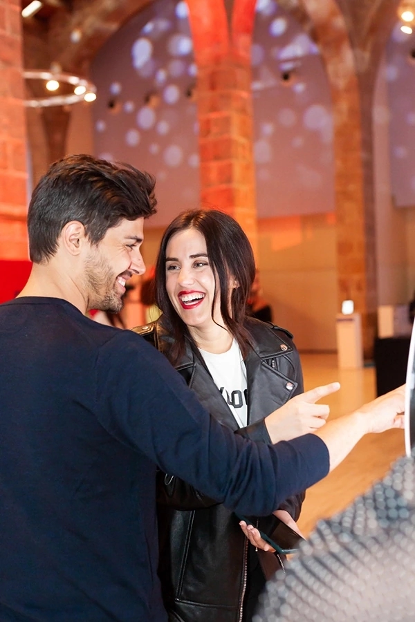 Fotografías de evento para Vogue España y Allergan Belleza con influencers top en colaboración con Condé Nast. En la foto se a Patry Jordán sonriendo a José Lamuño mientras toca una pantalla en el Museo Marítimo de Barcelona