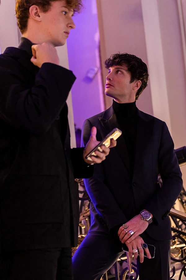 Fer Fraga y Álex Sánchez de la Mora posando en el casino de Madrid. La revista Woman premia el talento femenino en su IX Edición de los Premios Woman. Prensa ibérica.