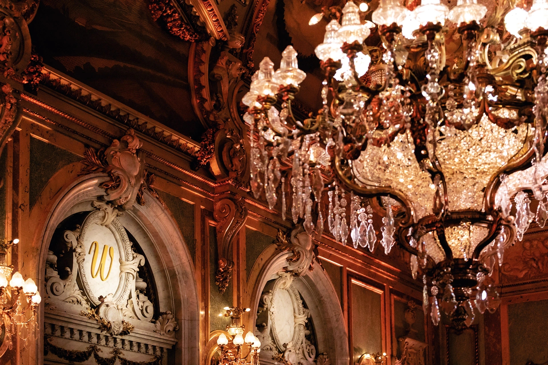 Luces y sala pricipal en el casino de Madrid. La revista Woman premia el talento femenino en su IX Edición de los Premios Woman. Prensa ibérica.