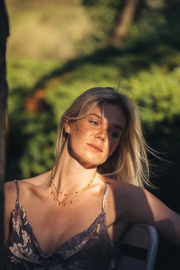 Mujer al atardecer con luz espectacular.