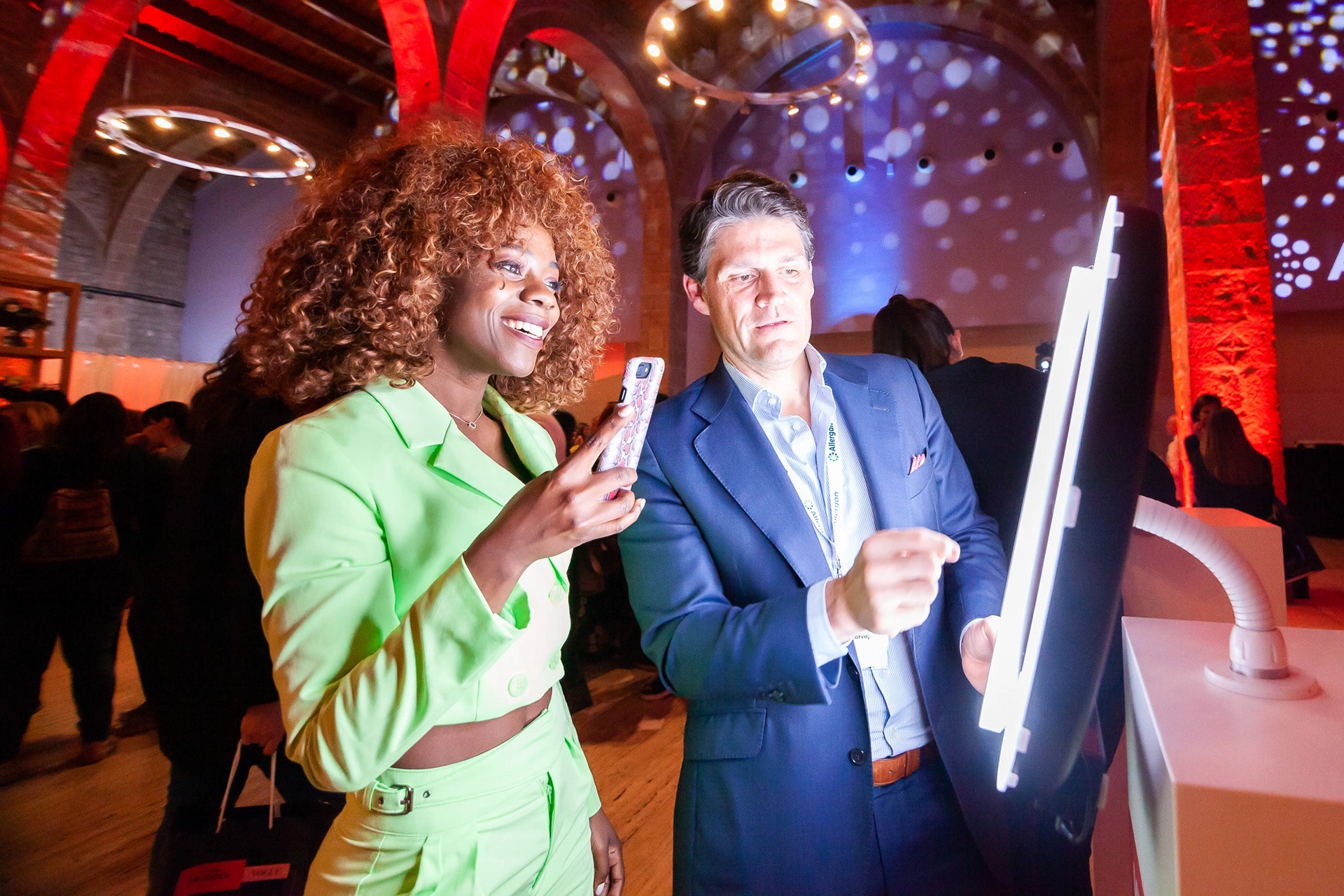 Fotografías de evento para Vogue España y Allergan Belleza con influencers top en colaboración con Condé Nast. En la foto se ve a una influencer TOP grabando una demostración en el Museo Marítimo de Barcelona