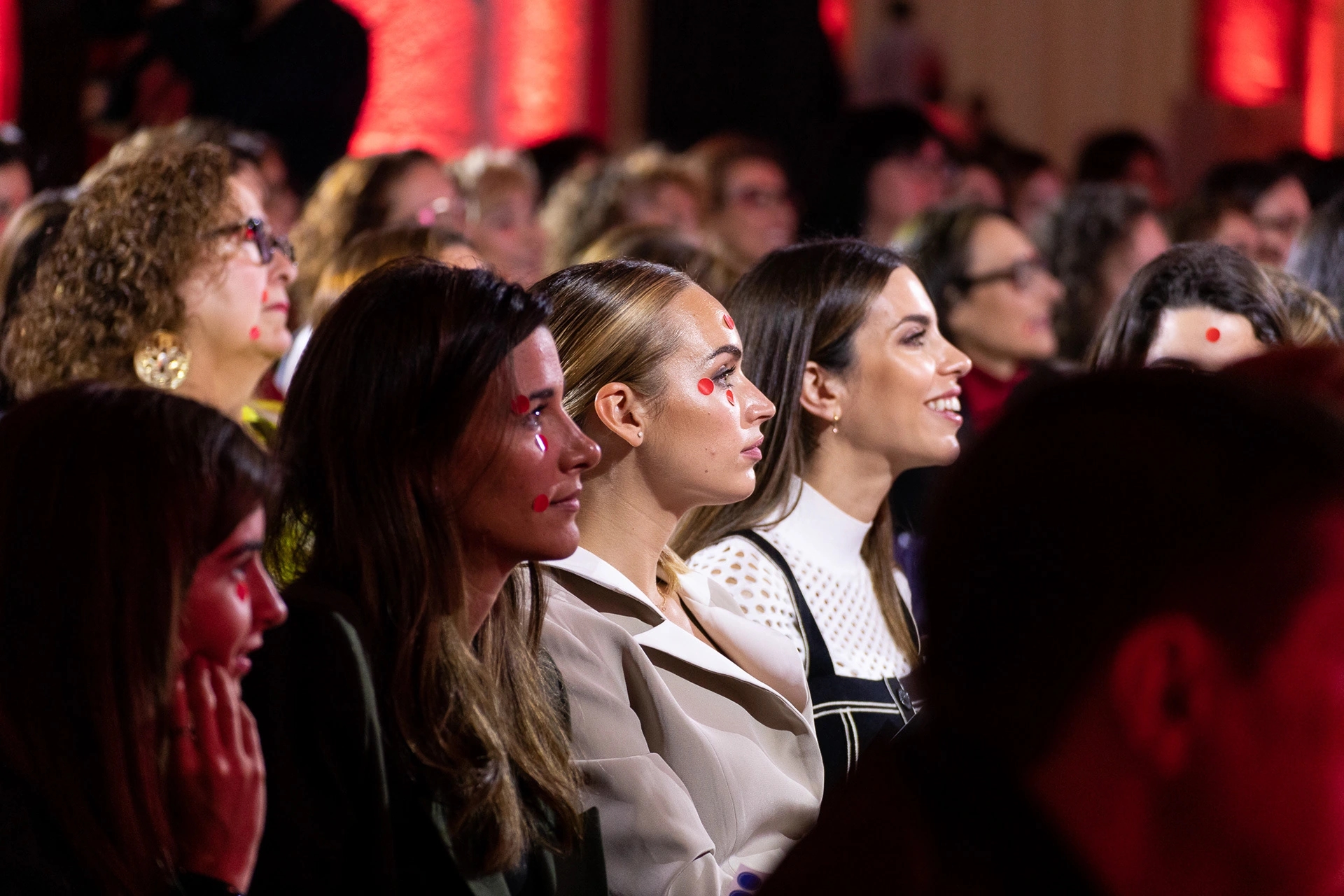 Fotografías de evento para Vogue España y Allergan Belleza con influencers top en colaboración con Condé Nast. En la foto aparecen influencers españolas sentadas entre el público en el Museo Marítimo de Barcelona