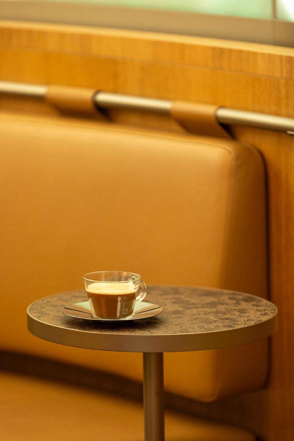 Café Nespresso servido en una mesa en la tienda Nespresso gran vía de Madrid