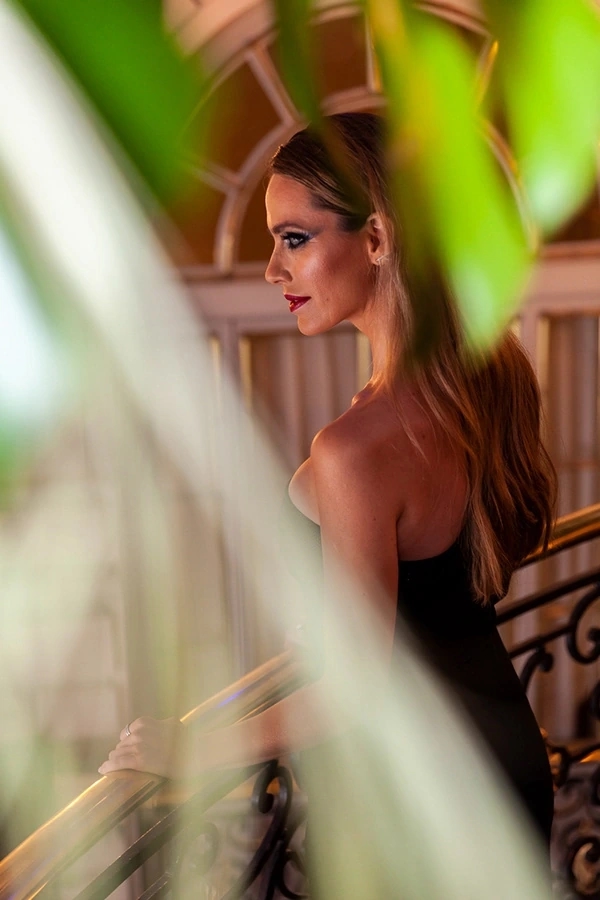 Vanesa Romero posando en el casino de Madrid. La revista Woman premia el talento femenino en su IX Edición de los Premios Woman. Prensa ibérica.