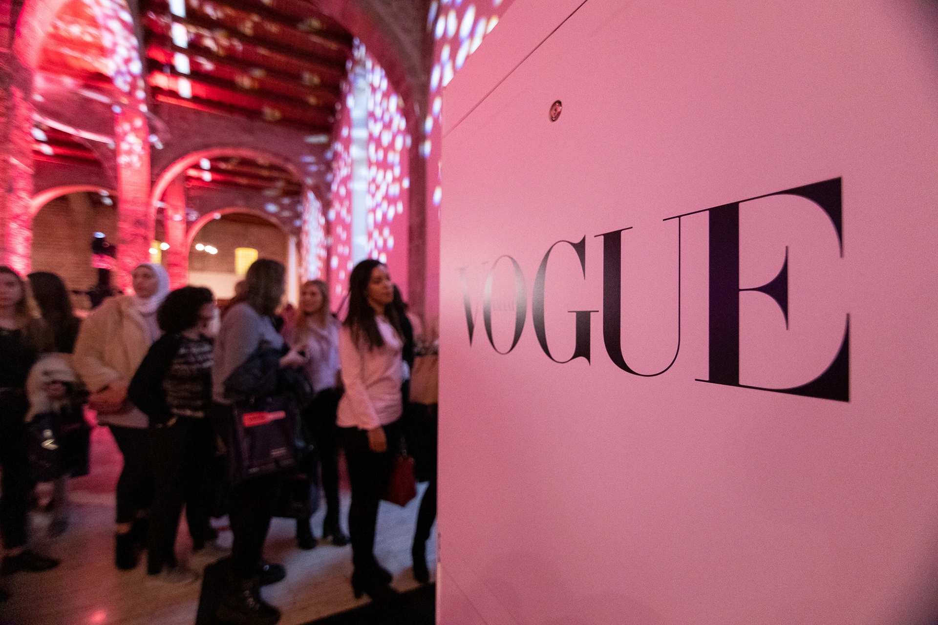 Fotografías de evento para Vogue España y Allergan Belleza con influencers top en colaboración con Condé Nast. En la foto se ve el logotipo de Vogue y gente haciendo cola en el Museo Marítimo de Barcelona