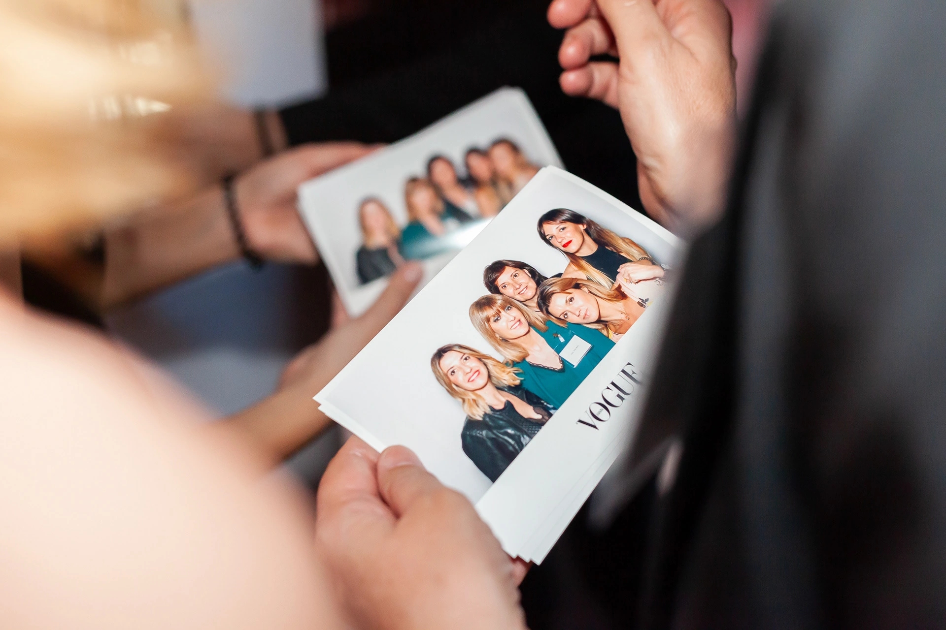 Fotografías de evento para Vogue España y Allergan Belleza con influencers top en colaboración con Condé Nast. En la foto se ve el logotipo de Vogue y una fotografía del fotomatón en el Museo Marítimo de Barcelona