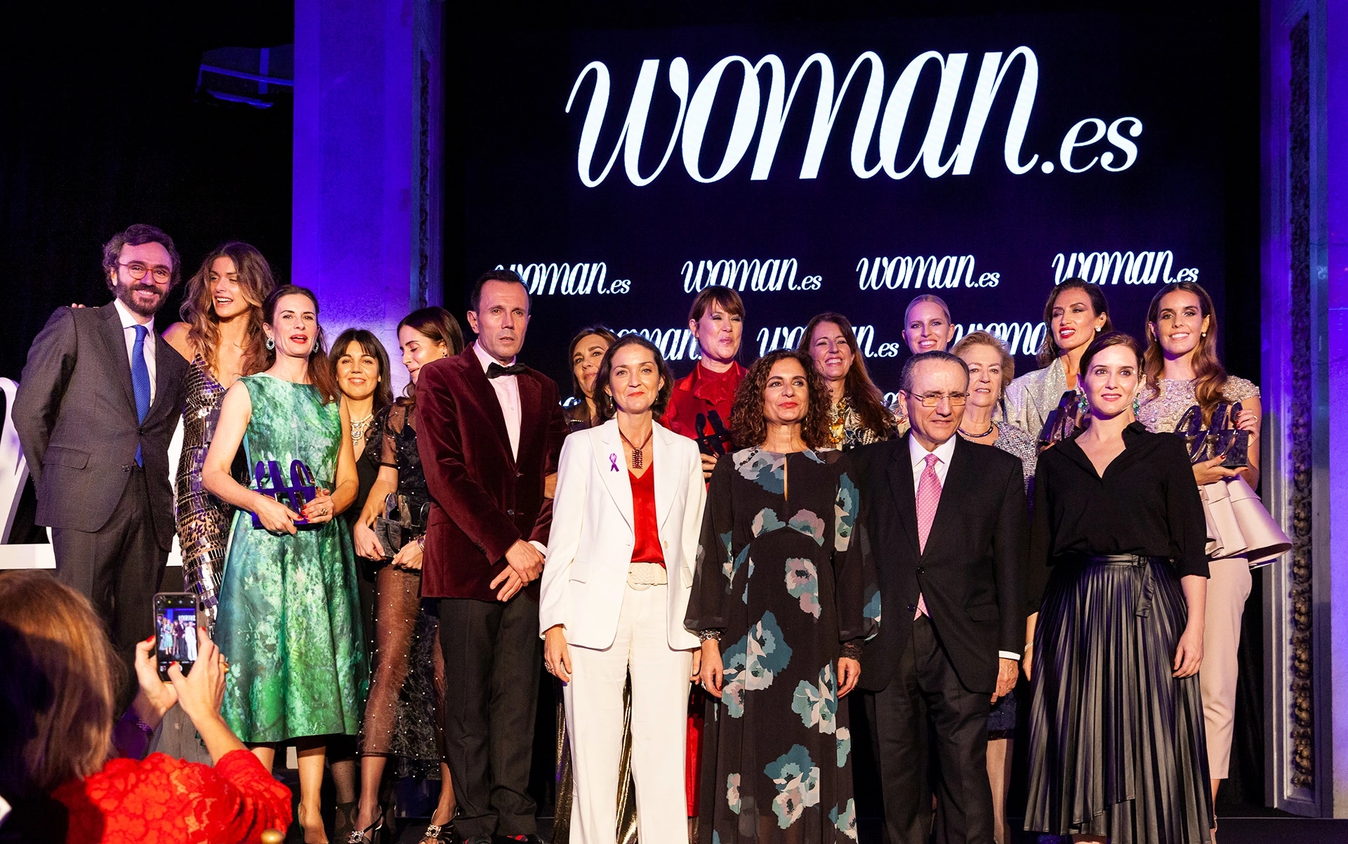 Ganadoras de los premios Woman Madame Figaro junto a autoridades y directivos de Prensa Ibérica
