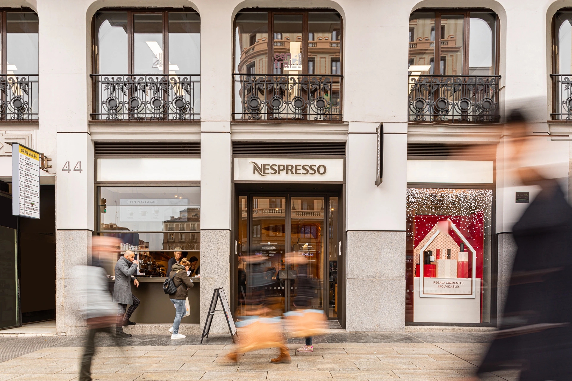 Fachada de la tienda de Nespresso en calle Gran Vía de Madrid. Tienda pop up con cafetería nespresso to go.