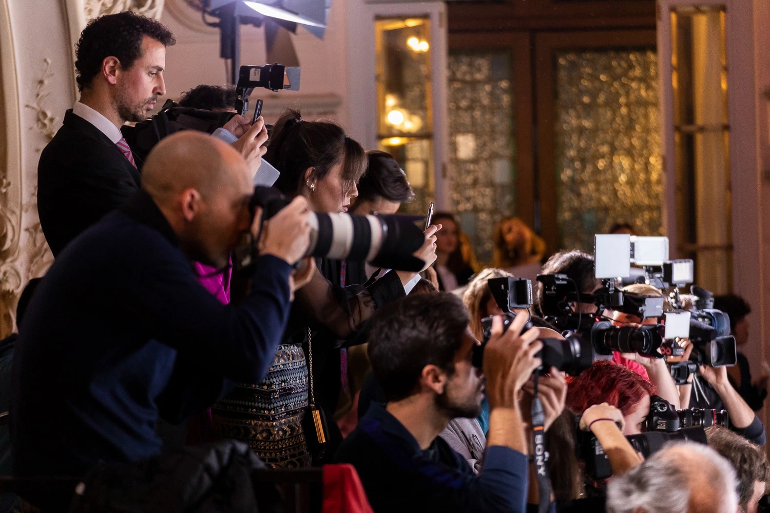 Prensa haciendo fotos y posando en el casino de Madrid. La revista Woman premia el talento femenino en su IX Edición de los Premios Woman. Prensa ibérica.