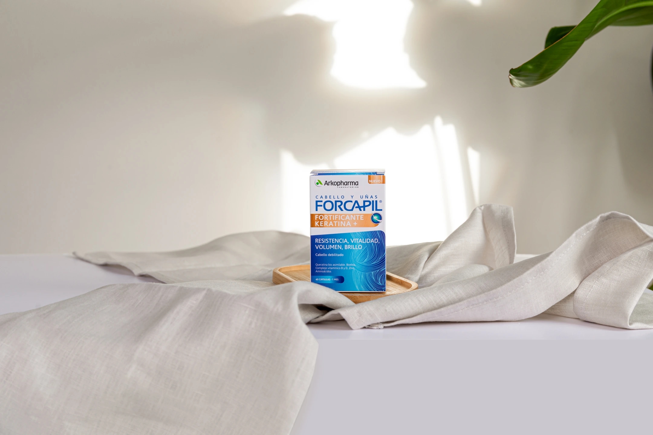 Caja en fondo neutro precioso con telas y sombras de la marca Forcapil, producto de la farmacéutica Arkopharma para una sesión fotográfica creativa en Madrid.