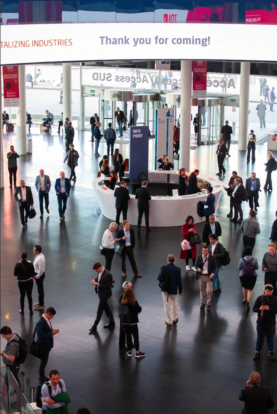 Fotografía del evento IOT Solutions World Congress (IOTSWC) y Barcelona Cyber Security Congress en Fira de Barcelona. Personas entrando al congreso.