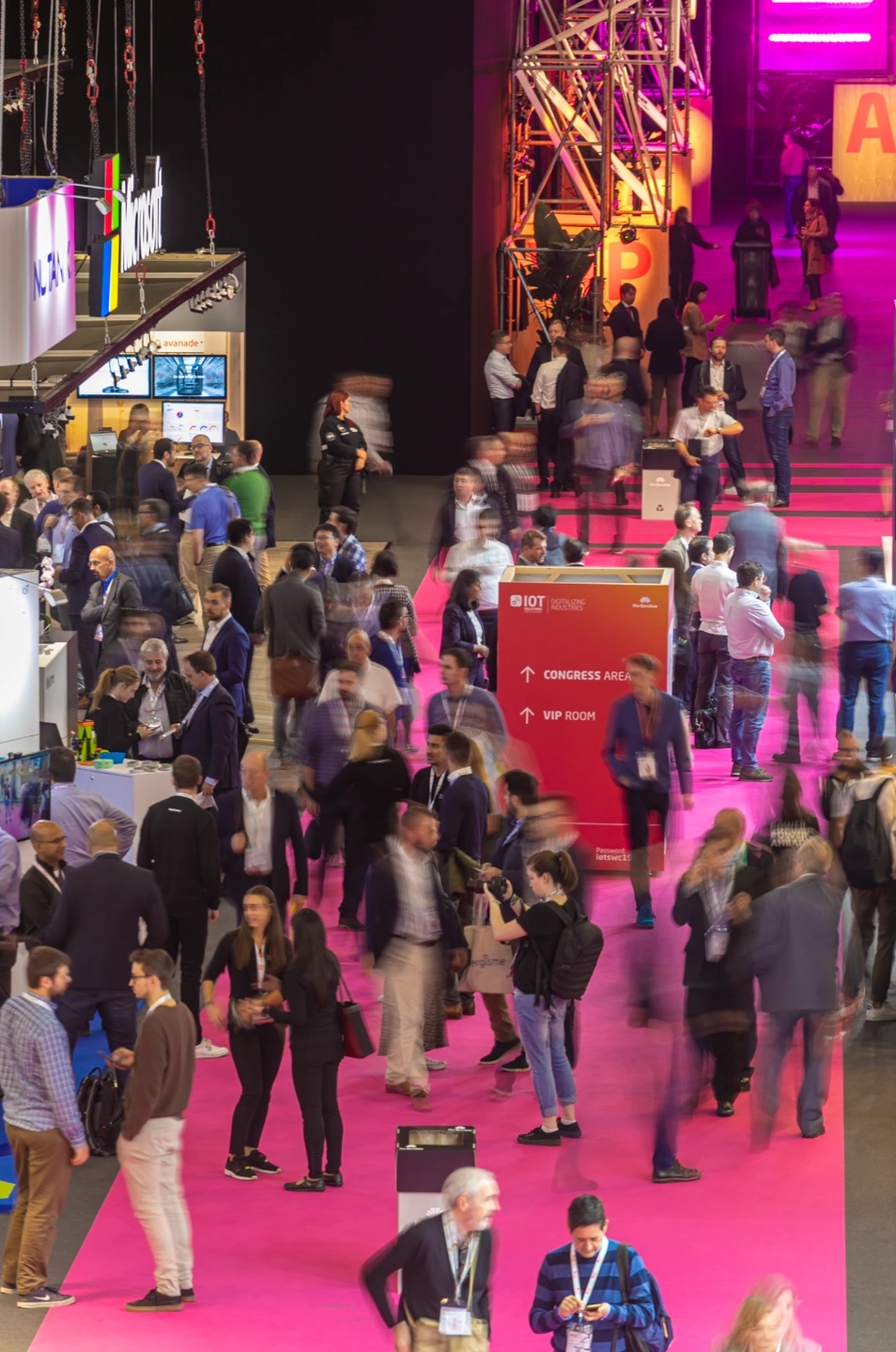 Fotografía del pasillo central con gente en movimiento en el evento IOT Solutions World Congress (IOTSWC) y Barcelona Cyber Security Congress en Fira de Barcelona.