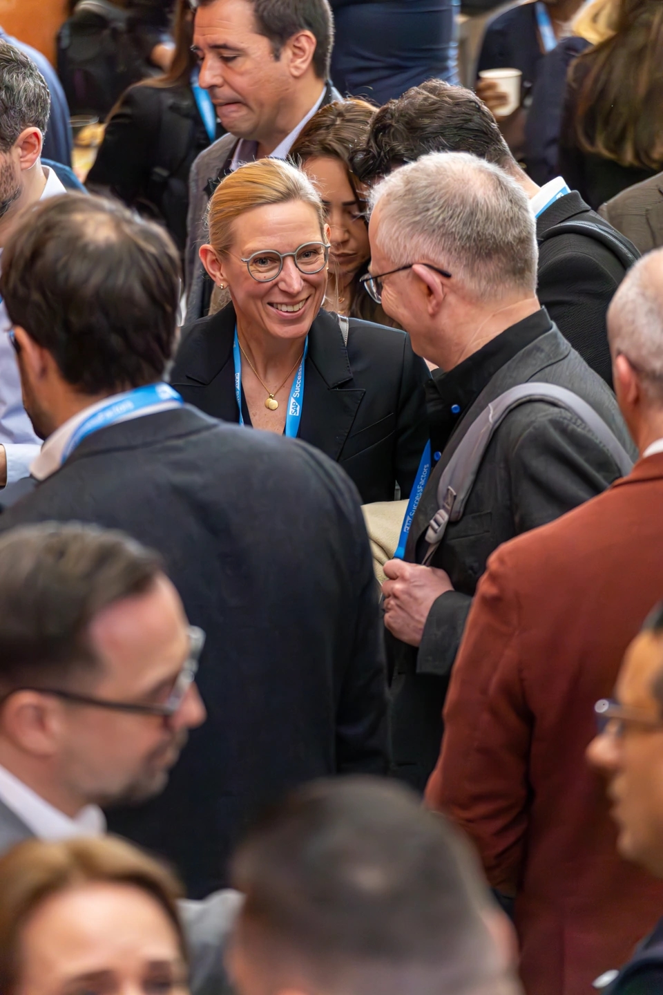 multitud de gente haciendo networking en el evento SAP Partner summit Barcelona 2025 en La illa Diagonal.