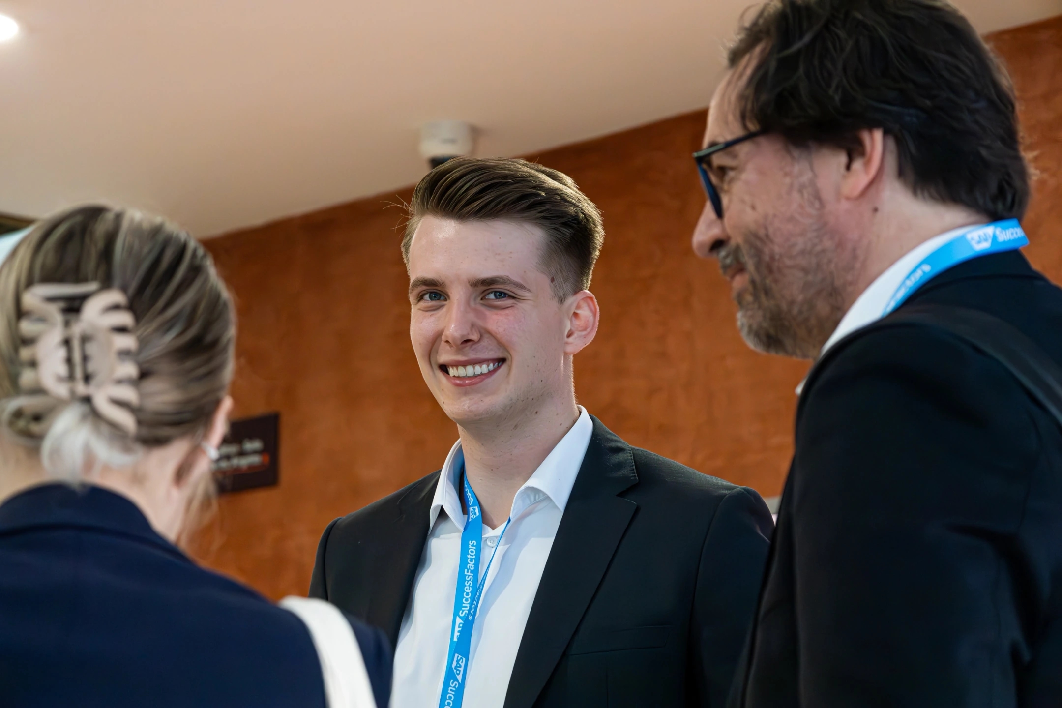 Chico joven sonriendo a cámara en el evento SAP Partner summit Barcelona 2025 en La illa Diagonal.