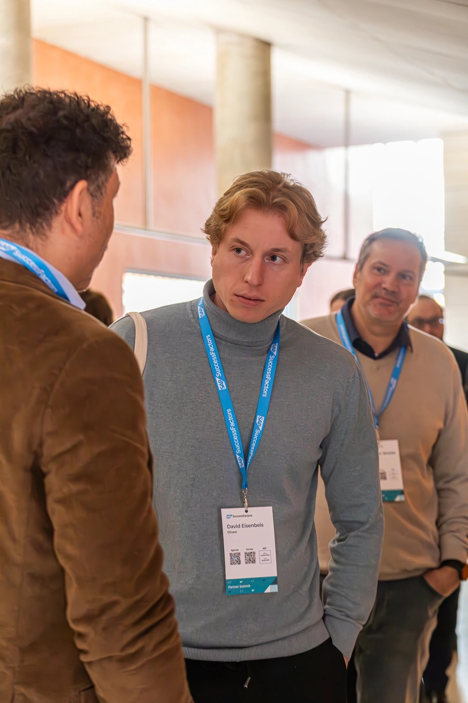 Hombres hablando entre ellos en el evento SAP Partner summit Barcelona 2025 en La illa Diagonal.