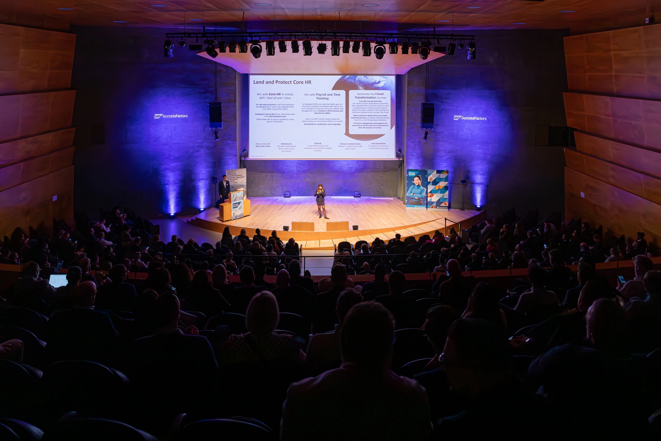 Escenario con mujer dando una charla en el evento SAP Partner summit Barcelona 2025 en La illa Diagonal.