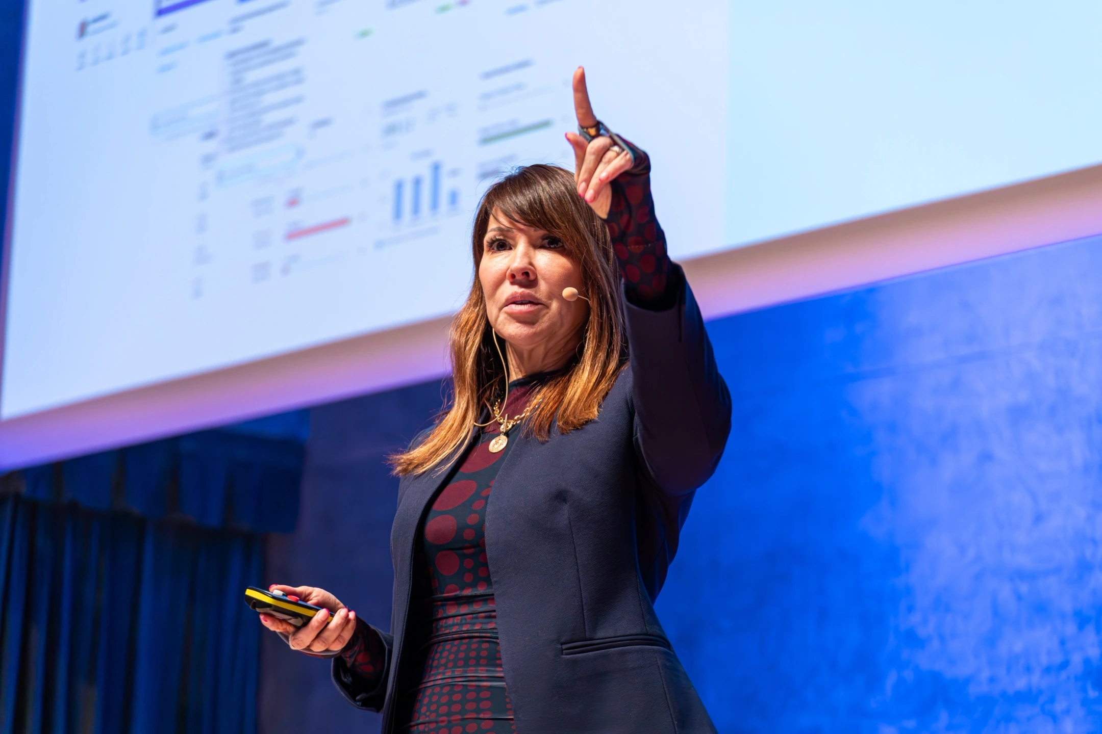 Mujer de SAP SE señalando al público en el evento SAP Partner summit Barcelona 2025 en La illa Diagonal.