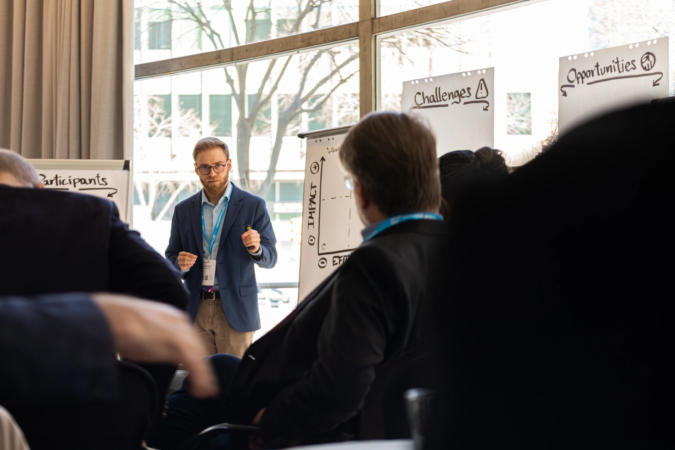 Hombre hablando al teambuilding en el evento SAP Partner summit Barcelona 2025 en La illa Diagonal.